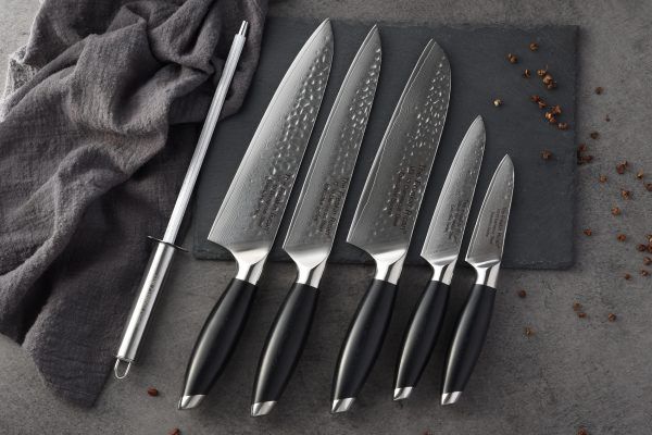 https://thefreakinricanrestaurant.com/wp-content/uploads/2019/12/5pcs-knives-set-with-sharpener-600x400-1-600x0.jpg
