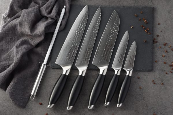 https://thefreakinricanrestaurant.com/wp-content/uploads/2019/12/5pcs-knives-set-with-sharpener-600x400-1.jpg